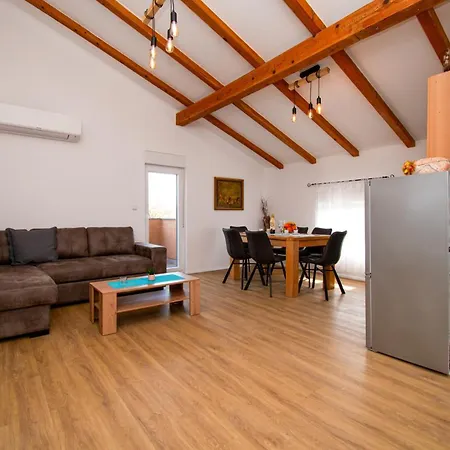 Afrodita In Pula-istrien וילה פולה