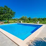 Afrodita In Pula-istrien - By Istrabook Villa *
